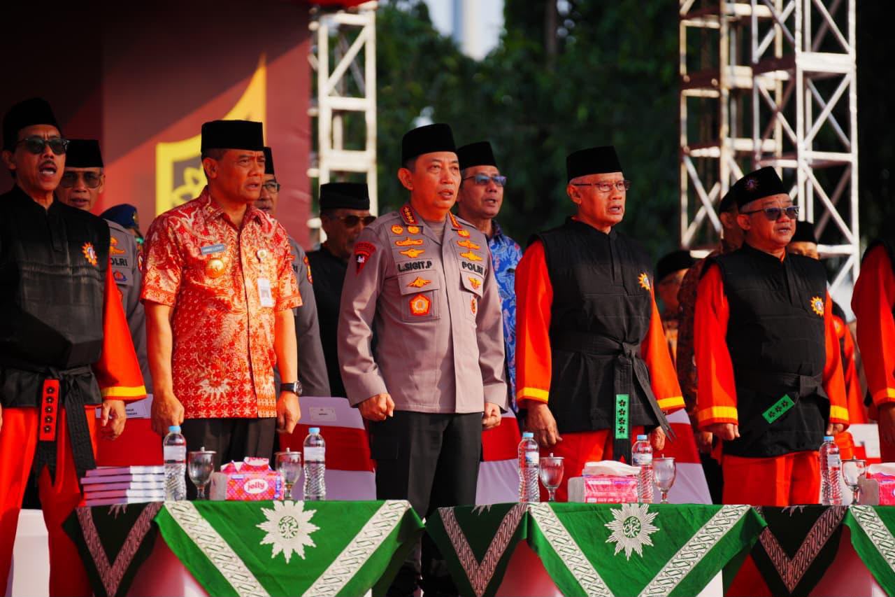 *Muktamar XVI Tapak Suci Resmi Dibuka di Semarang, Kapolri Terima Anugerah Anggota Kehormatan* Semarang - Lapangan Pancasila Simpang Lima, Kota Semarang, menjadi saksi digelarnya Apel Pembukaan Muktamar XVI Tapak Suci Putera Muhammadiyah pada Sabtu, 8 Agustus 2026. Mengusung tema 